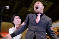 漫才を披露するクマムシ。