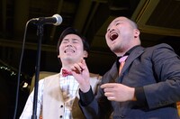 漫才を披露するクマムシ。