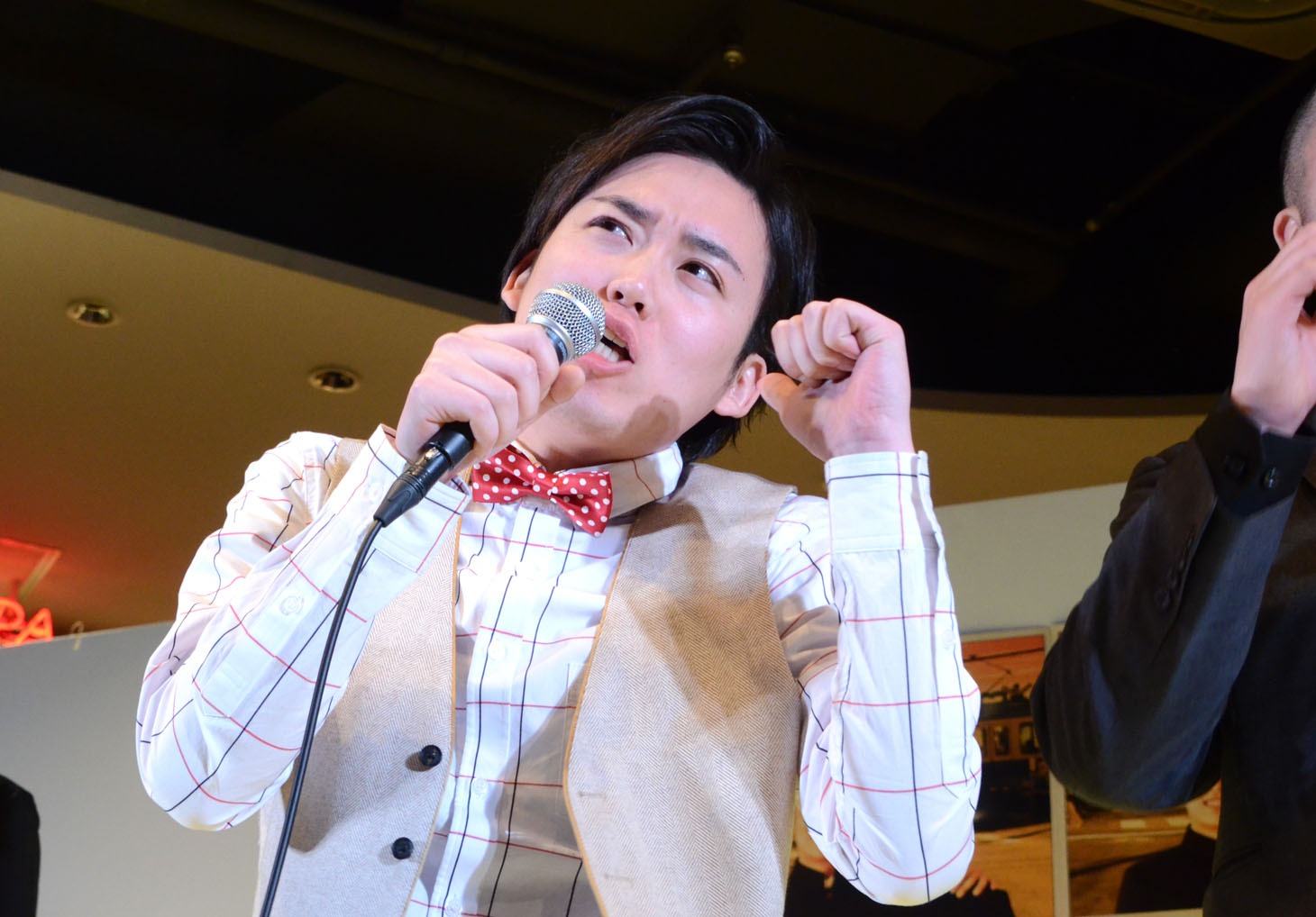 「This is クマムシ佐藤！」とクマムシ佐藤。