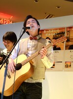 喉の調子を確かめる佐藤。