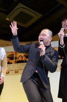 8.6秒バズーカーのネタを再現する長谷川。