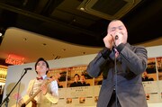 「あったかいんだからぁ♪」を歌うクマムシ長谷川（右）と、ギターを弾いていない佐藤（左）。