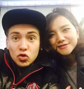 入籍を発表したタイムボム・ニックと夫人。