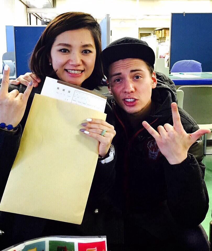 入籍を発表したタイムボム・ニックと夫人。