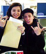 入籍を発表したタイムボム・ニックと夫人。