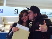 入籍を発表したタイムボム・ニックと夫人。