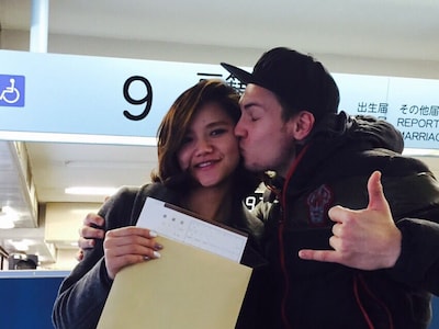 入籍を発表したタイムボム・ニックと夫人。