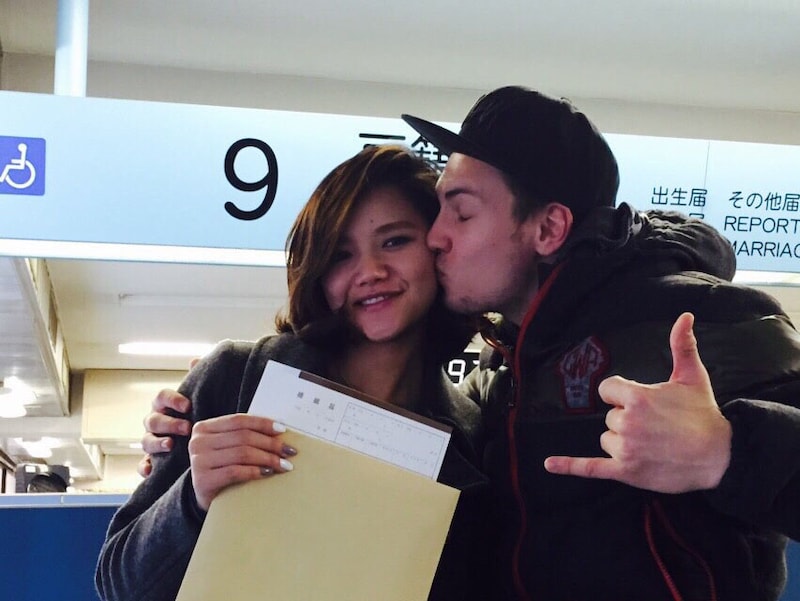 入籍を発表したタイムボム・ニックと夫人。