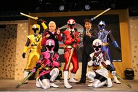 「手裏剣戦隊ニンニンジャー」と、坂上忍（後列右から2人目）、神取忍（後列左から2人目）。