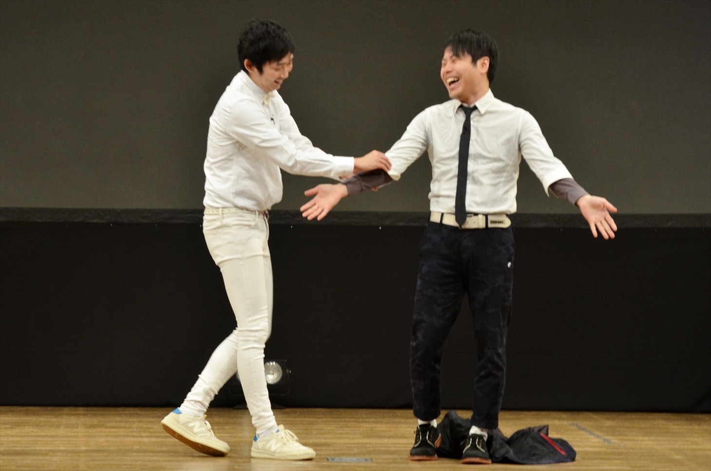 七分袖の白シャツの袖からヒートテックの長袖がはみ出ていることを明かされた井上（右）。