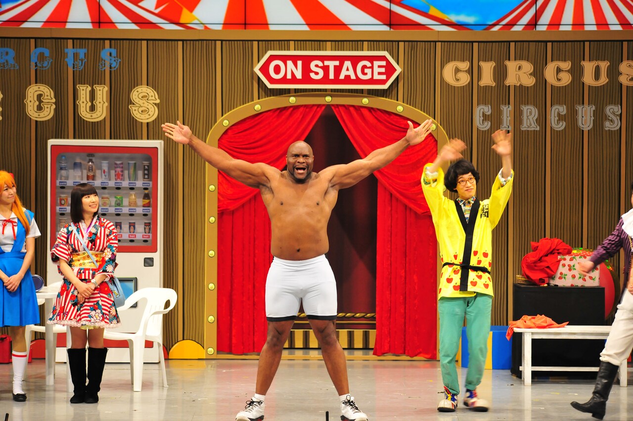 「THE 舶来寄席2015 winter」7日の第1部新喜劇にゲスト出演したボブ・サップ（中央）。(c)吉本興業