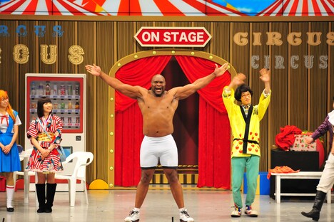 「THE 舶来寄席2015 winter」7日の第1部新喜劇にゲスト出演したボブ・サップ（中央）。(c)吉本興業