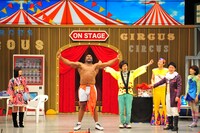 「THE 舶来寄席2015 winter」7日の第1部新喜劇にゲスト出演したボブ・サップ（中央）。(c)吉本興業