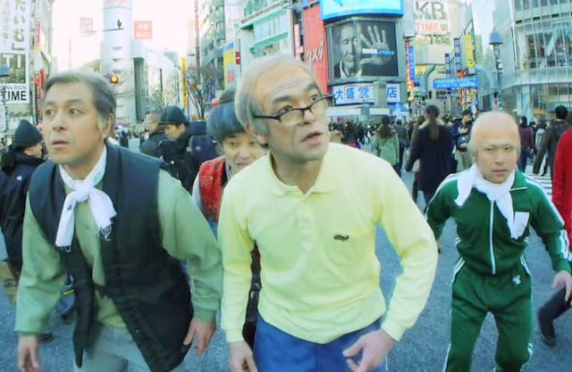 ザ・が～まるちょばカンパニーの動画「THE GAMARJOBAT COMPANY reverse walking」のワンシーン。