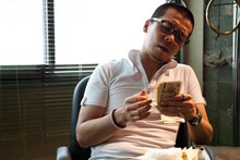 チンピラを演じている天竺鼠・川原。(c)「味園ユニバース」製作委員会