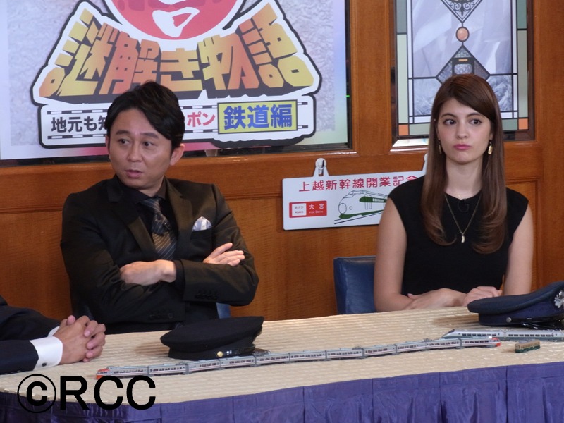 （左から）有吉弘行、マギー。(c)RCC