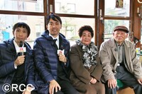 アンガールズ（左）。(c)RCC