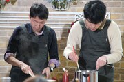 バレンタイン料理に挑戦するチュートリアル福田と麒麟・川島（左から）。