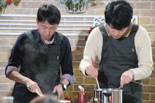 バレンタイン料理に挑戦するチュートリアル福田と麒麟・川島（左から）。