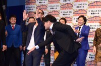 「ラッスン」を披露する千鳥。