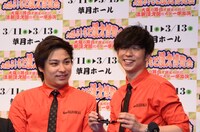 サングラスを外した8.6秒バズーカー。田中シングル（右）は記者に「ブス」と言われた。