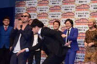 「ラッスン」を披露する千鳥。