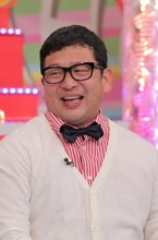 「笑神様は突然に…」チーム傷心メンバーに入籍報告したWエンジン・チャンカワイ。(c)日本テレビ