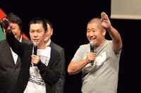 「最笑王座決定戦」開会宣言をする前回王者ハライチ。