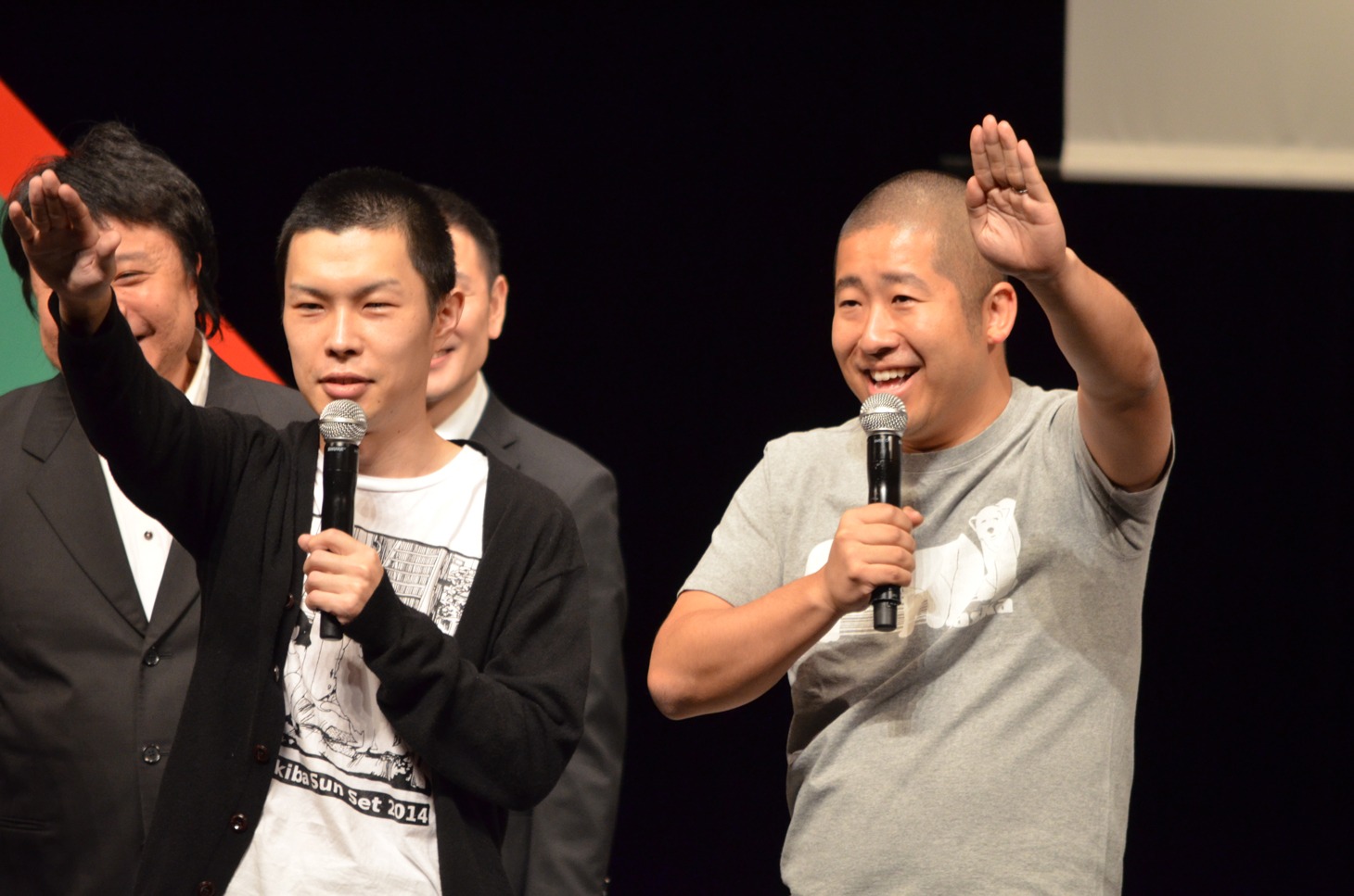 「最笑王座決定戦」開会宣言をする前回王者ハライチ。