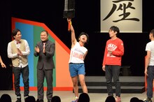 「最笑王座決定戦」で優勝したサンシャイン池崎（中央）。