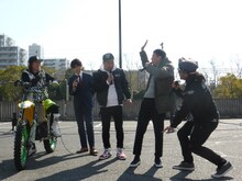 「ナイトロ・サーカス ライブ」日本公演プレイベントに出演する、レイザーラモンRG（中央）、チュートリアル福田（右から2人目）。