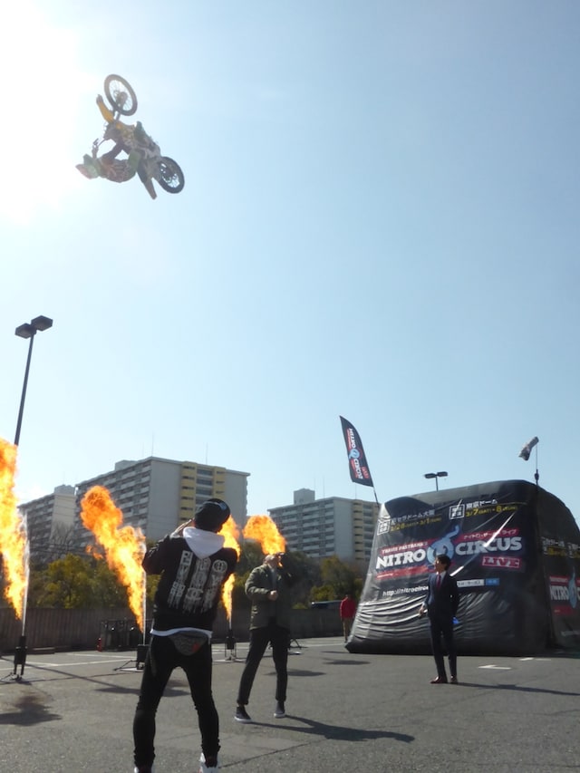 「ナイトロ・サーカス ライブ」日本公演プレイベントのワンシーン。