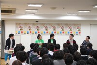 NSC大阪校とYCC大阪校の合同入学説明会の様子。(c)吉本興業