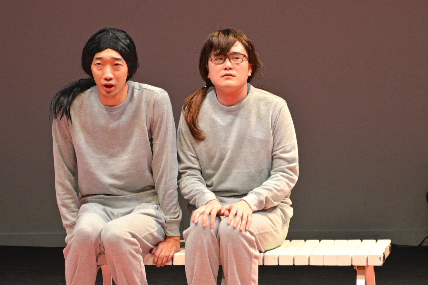 コント「女囚」のワンシーン。