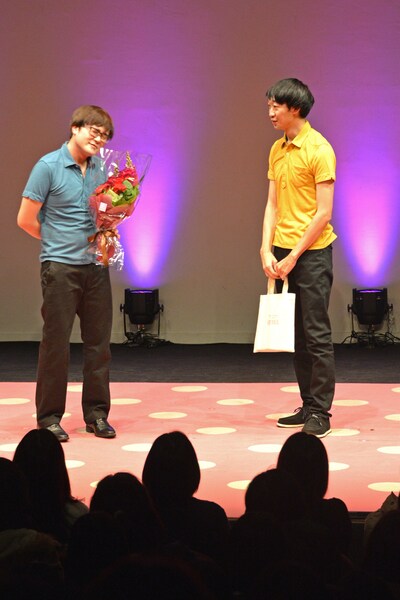 「GIRL」のエンドトークで誕生日を祝われ、照れる飛永（左）。