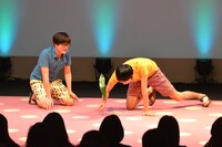 コント「綾瀬はるかとつきあう」のワンシーン。