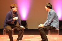 コント「おばけが出る部屋」のワンシーン。