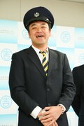 「ノンストップコメディ 出発進行!言うこと機関者」会見に登場したたむらけんじ。(c)吉本興業