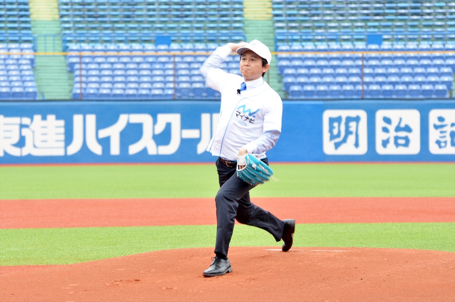 神宮球場にて実施された「マイナビ 2016」の新CM発表会で、「就活始球式」と銘打ったセレモニーに登場した有吉弘行。