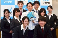 有吉弘行（中央）と、新CM発表会に集結した就職活動中の学生たち。