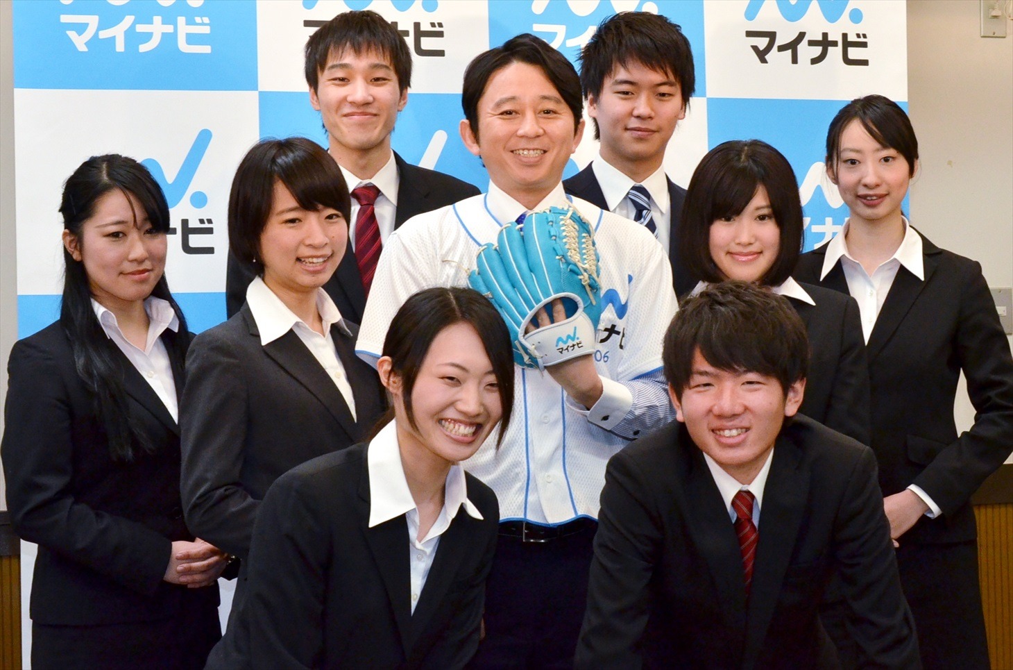 有吉弘行（中央）と、新CM発表会に集結した就職活動中の学生たち。