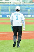 マウンドへ向かう有吉弘行。