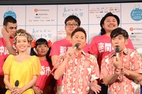 大沢ケイミ、ガレッジセール（前列左から）。