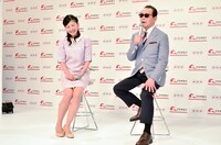 タモリと桑子真帆NHKアナウンサー（左）。