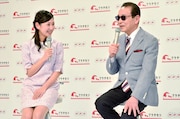 タモリと桑子真帆NHKアナウンサー(左)。