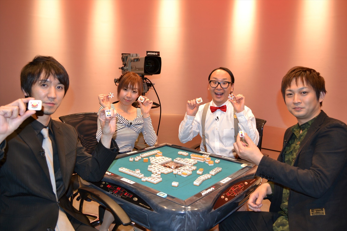 トレンディエンジェル須藤（右から2人目）ら。