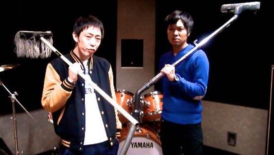 ナナイロの新曲「ボイス」のビデオクリップに出演する、さらば青春の光。