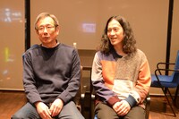 「オイコノミア」会見に登場した浅田義久氏、ピース又吉。（左から）