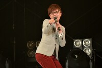 「君、かわうぃーね！」を披露するオリエンタルラジオ藤森。