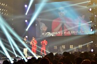 オリエンタルラジオと8.6秒バズーカーによる共演のワンシーン。